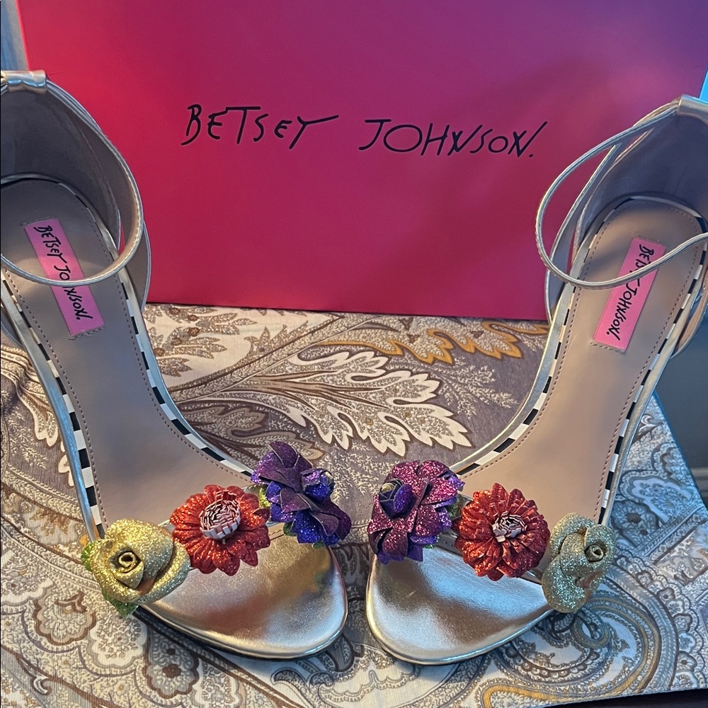 Betsey Johnson Gold Floral Women's Heels - Picture 6 of 6